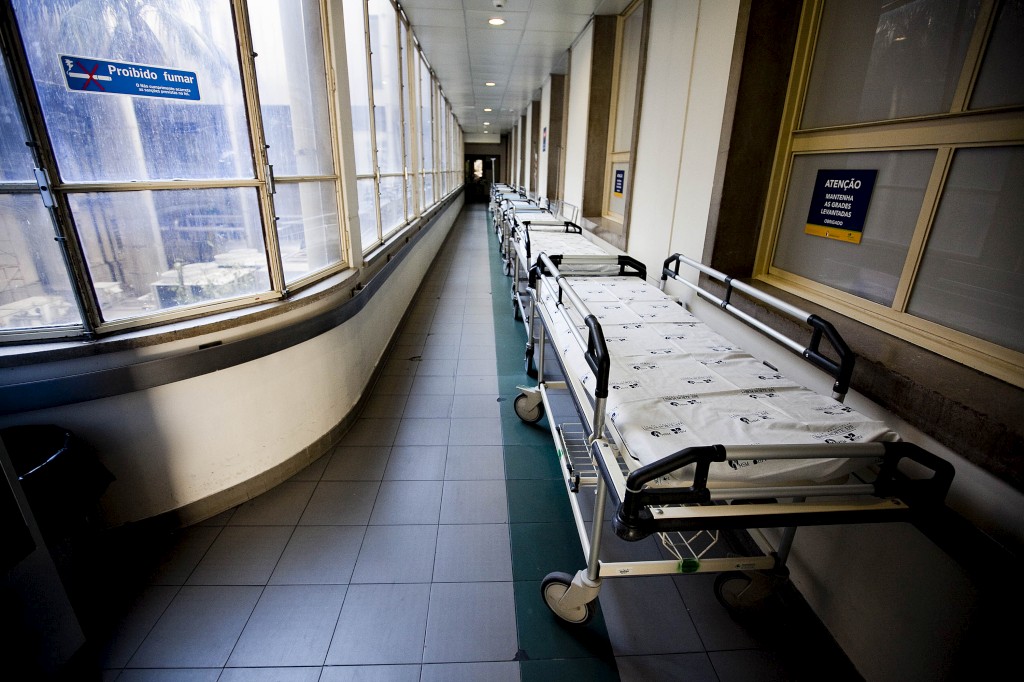 Hospitais adiam cirurgias para darem prioridade às urgências - Público.pt